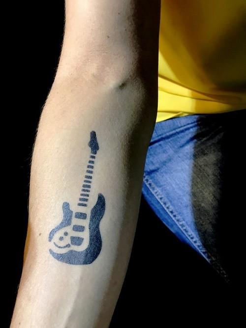 tatouage temporaire guitare